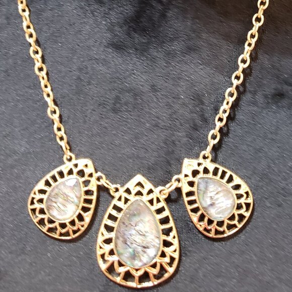 Women Gold Tone Teardrop Labradorite Stone Filigree Medalion Necklace w/ Lobster - Picture 1 of 6